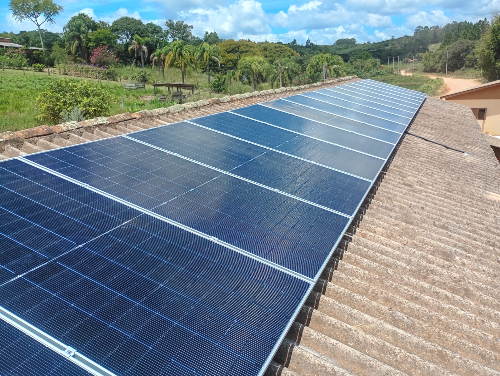 Painéis solares pretos instalados pela Woltz Solar